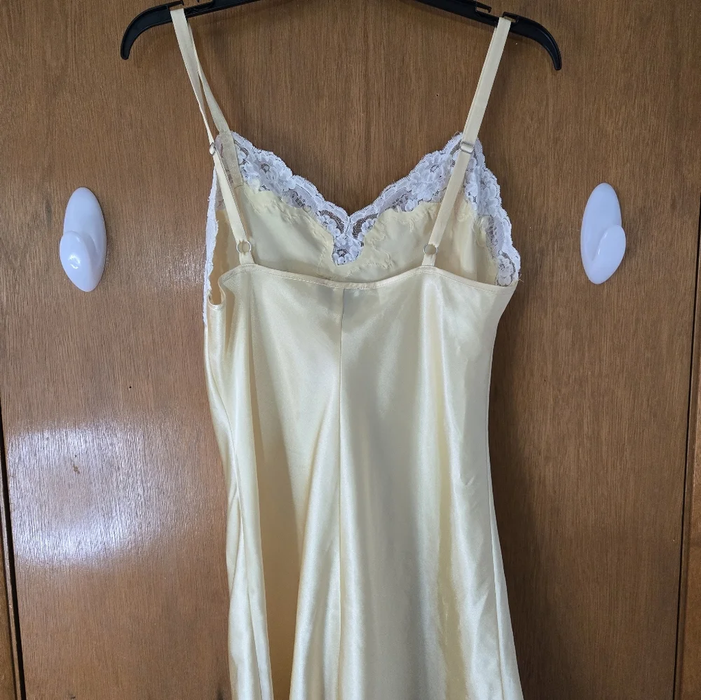 Elegant Yellow Lace-Trimmed Nightgown - Picture 5 of 6
